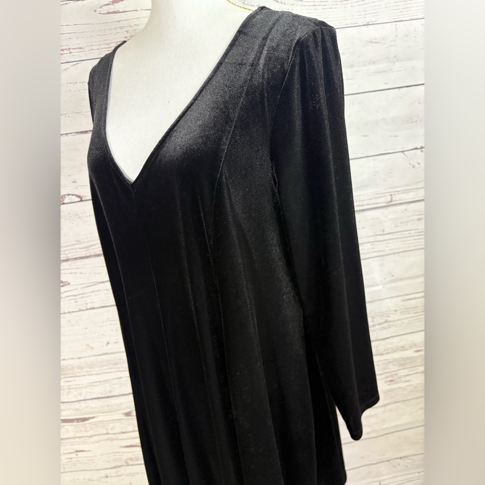 Torrid Velvet Black Fluted V Neck Midi Dress in Size 1